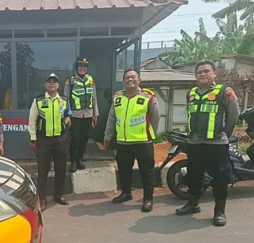 ‎Kapolsek Telukjambe Barat Bersama Personel Berikan Penyuluhan Kamtibmas kepada Security KNIC