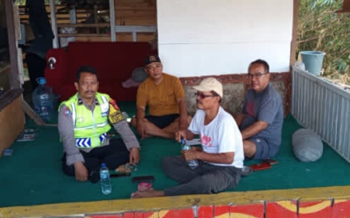 ‎Bhabinkamtibmas Polsek Jatisari Sapa Warga Dusun Cikampek Baru, Perkuat Silaturahmi dan Jaga Kamtibmas