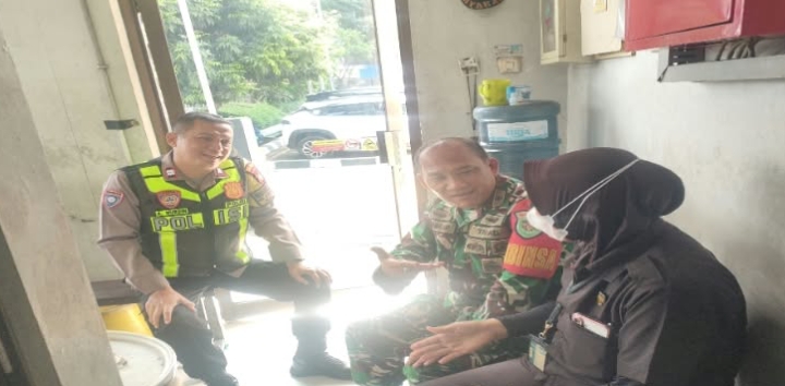 Sinergitas TNI-Polri, Bhabinkamtibmas Polsek Klari Bersama Babinsa AD Sapa Warga dan Sampaikan Pesan Kamtibmas