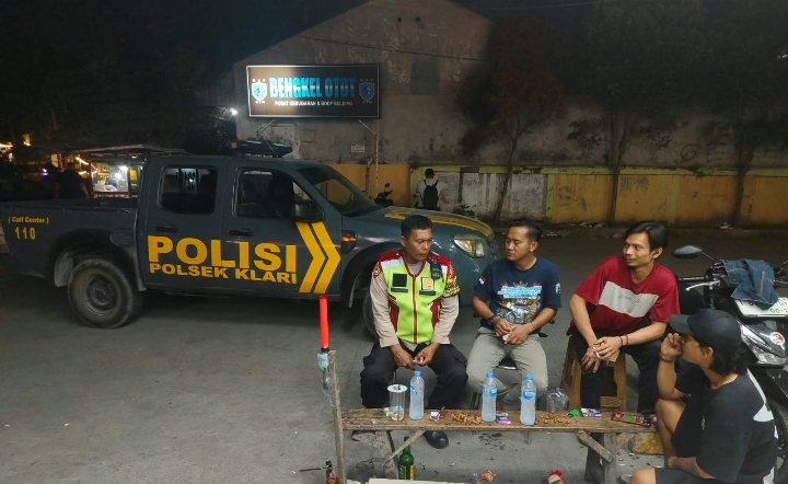 ‎Patroli Dialogis Sapa Warga Malam, Personel Polsek Klari Sampaikan Pesan Kamtibmas