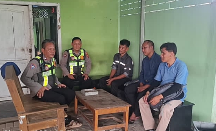 Personil Polsek Telukjambe Barat Sebar Himbauan Kenakalan Remaja Kepada Masyarakat