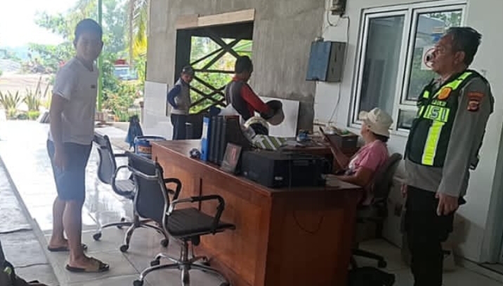 Personel Polsek Telukjambe Barat Patroli KRYD Sapa Warga di Desa Wanajaya