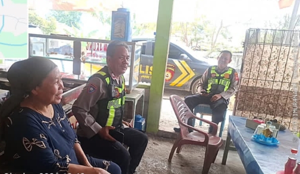 Personil Polsek Telukjambe Barat Penyuluhan Pencegahan Kenakalan Remaja Kepada Warga Kaligandu