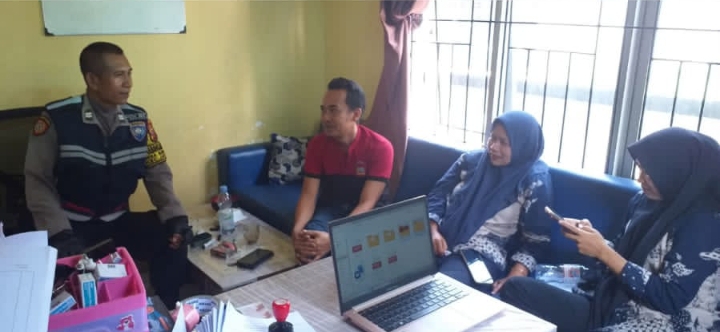 Bhabinkamtibmas Polsek Jatisari Sambangi Aparat Desa Barugbug, Perkuat Sinergitas dan Harkamtibmas