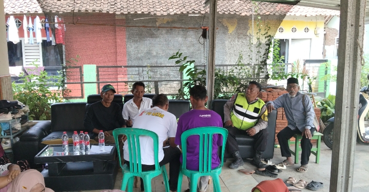 ‎Bhabinkamtibmas Polsek Klari Monitoring Kegiatan Pendataan Perlinsos di Dusun Cirejag, Desa Cibalongsari