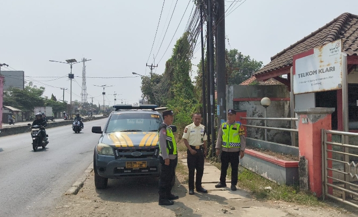 ‎Personel Patroli Polsek Klari Sambangi Petugas Security PT Telkom di Jalan Raya Kosambi–Karawang