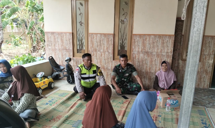 TNI-Polri, Bhabinkamtibmas Bersama Babinsa Sapa Warga dan Imbau Ibu-Ibu Jaga Kamtibmas