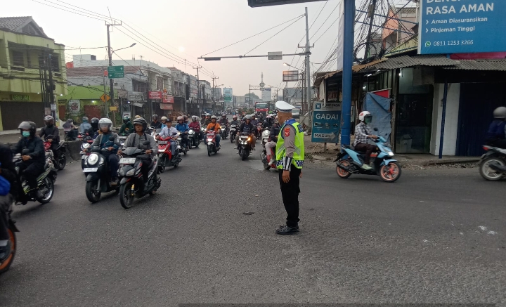 Personil Polsek Klari Lakukan Pengaturan Arus Lalin Sapa Pagi, Urai Kemacetan dan Minimalisir Laka Lantas
