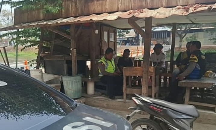 Personel Polsek Telukjambe Barat Patroli KRYD Sapa Warga di Desa Margamulya