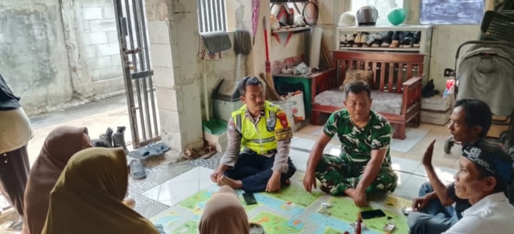 ‎Sinergitas TNI-Polri, Bhabinkamtibmas Polsek Jatisari Bersama Babinsa Ingatkan Ibu-Ibu Waspada Maraknya TPPO