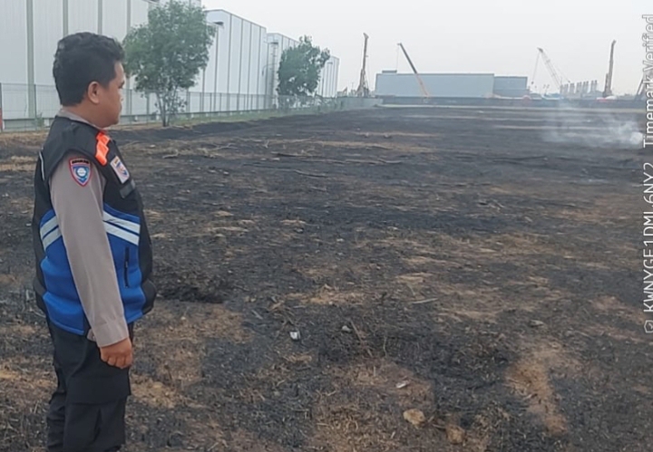‎Tindak Lanjuti Laporan Warga, Personel Polsek Telukjambe Barat Cek Lokasi Kebakaran Lahan di Desa Margamulya