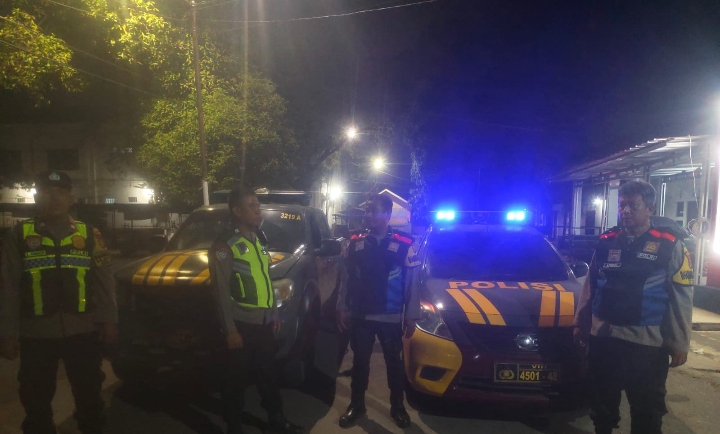 Pastikan Jalan Raya Pantura Kosambi Aman dan Kondusif, Personel Polsek Klari Lakukan Patroli Malam