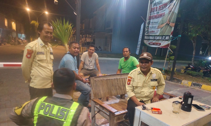 Personel Polsek Klari Patroli Malam, Sapa Warga Perumahan Kartika Cluster Kabandungan