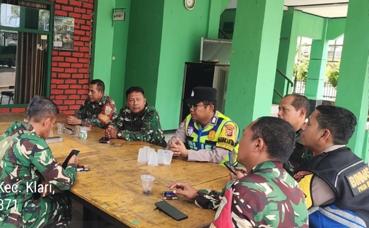 Sinergitas TNI-Polri, Personel Polsek Klari Bersama Anggota Koramil Matangkan Kesiapan Kamtibmas Jelang Pilkades Serentak
