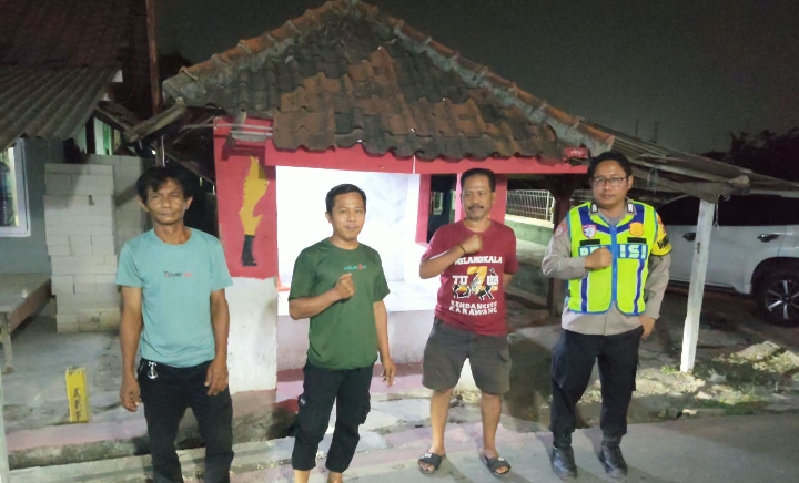 Bhabinkamtibmas Polsek Klari Rangkul Warga, Giatkan Ronda Malam Lingkungan