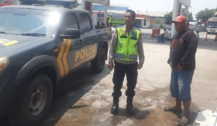 ‎Personel Polsek Jatisari Laksanakan Patroli Di Area SPBU