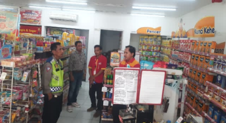 ‎Patroli Polsek Jatisari Ingatkan Karyawan Alfamart Jatiwangi untuk Selalu Waspada terhadap Gangguan Kamtibmas