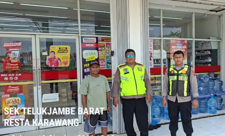 ‎Patroli Polsek Telukjambe Barat Ingatkan Kamtibmas kepada Juru Parkir Alfamart