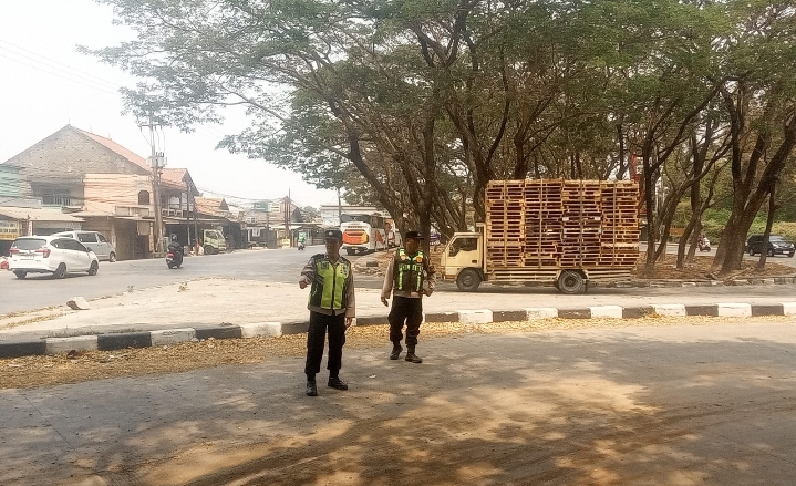 Personel Polsek Klari Tindak Lanjuti Dumas Ceceran Oli di Jalan Raya Bundaran Masari, Kini Telah Ditutup Pasir