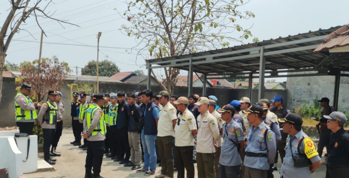Kapolsek Klari Pimpin Apel Gabungan dan Pengamanan Tahapan Penetapan serta Pengundian Nomor Urut Calon Kades Duren