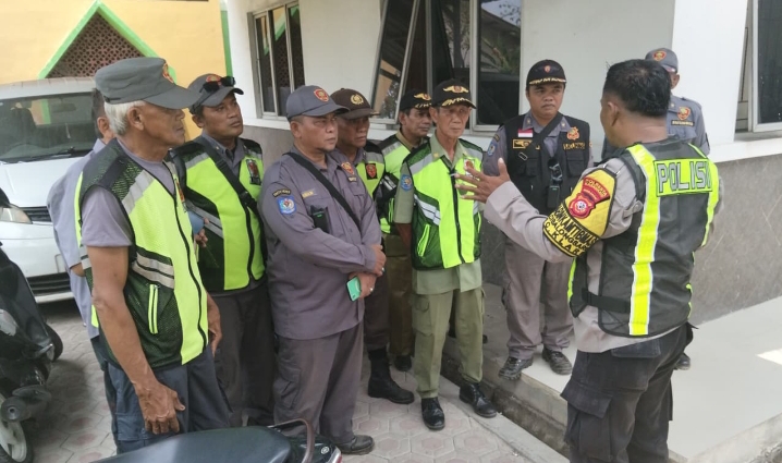 Pilkades Serentak 2026, Bhabinkamtibmas Polsek Klari Berikan Penyuluhan Kamtibmas kepada Linmas Desa Cibalongsari
