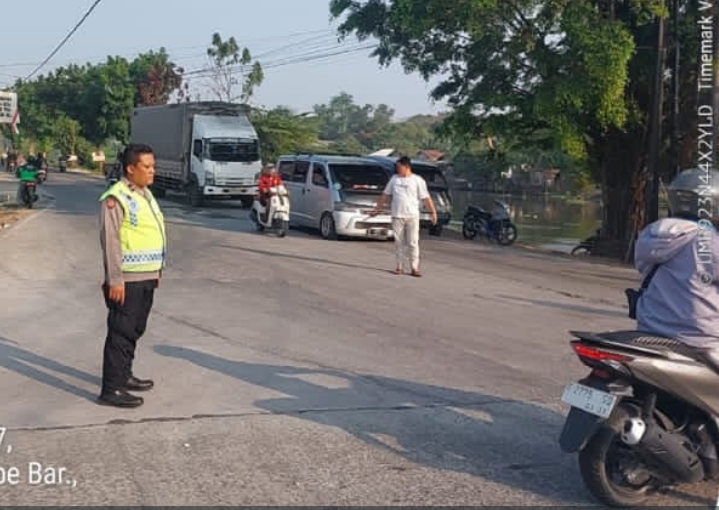 ‎Patroli KRYD Siang, Personel Polsek Telukjambe Barat Lakukan Pengamanan dan Monitoring di Perempatan Kobakbiru