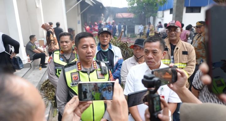 Kapolresta Karawang Bersama Bupati dan forkopimda Karawang, Gerak Cepat Tangani Kebakaran ATR/BPN Kabupaten Karawang