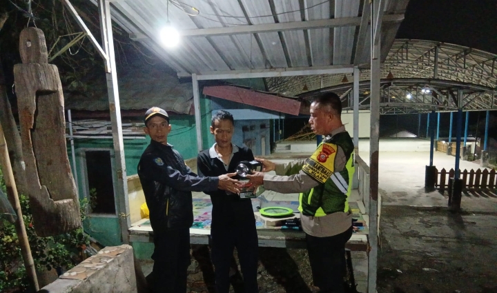 ‎Polsek Klari Sambangi Warga di Pos Kamling, Berikan Sarana Kontak untuk Dukung Kamtibmas