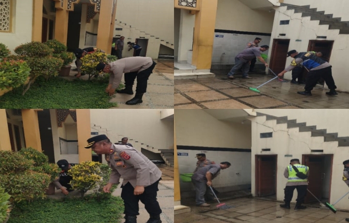 ‎Dukung Program Green Policing Kapolri, Polsek Klari Gelar Aksi Bersih-Bersih di Masjid Al Danish