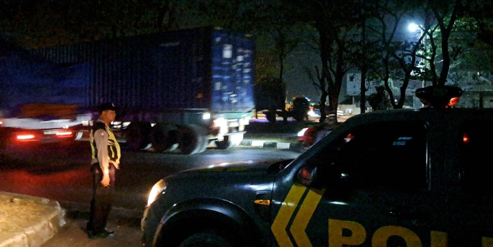 Patroli KRYD Malam, Polsek Klari Antisipasi Gangguan Kamtibmas di SPBU Pancawati