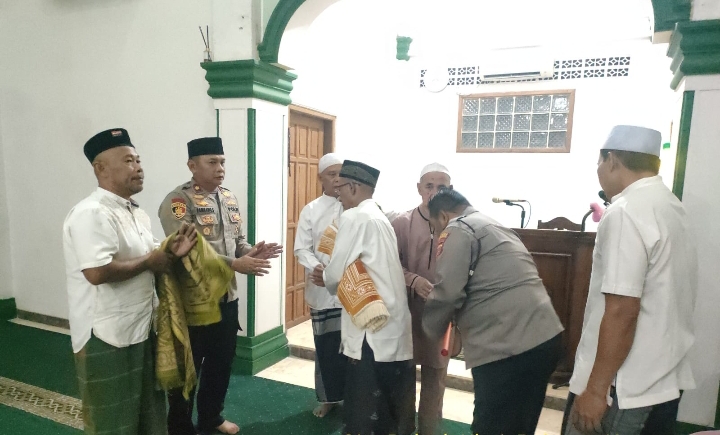 Kapolsek Klari Bersama Anggota Laksanakan Subuh Keliling, Sampaikan Pesan-Pesan Kamtibmas