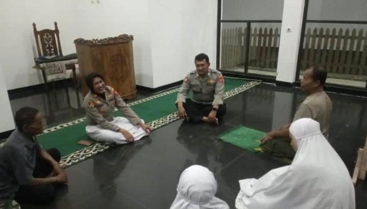 Kapolsek Telukjambe Barat Bersama Anggota Laksanakan Subuh Keliling, Sampaikan Pesan-Pesan Kamtibmas