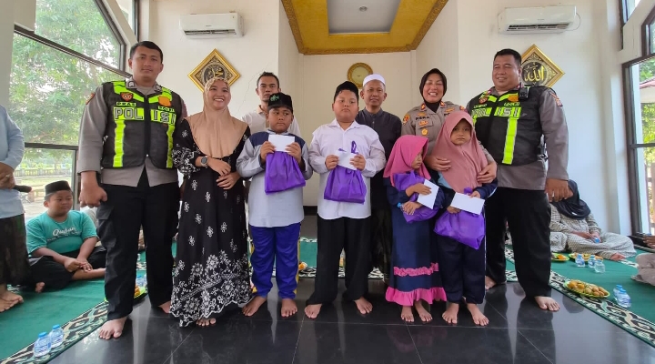 ‎Polresta Karawang melalui Polsek Telukjambe Barat Gelar Pengajian Rutin dan Santuni Anak Yatim serta Kaum Duafa di Masjid Al Ikhlas Karangmulya