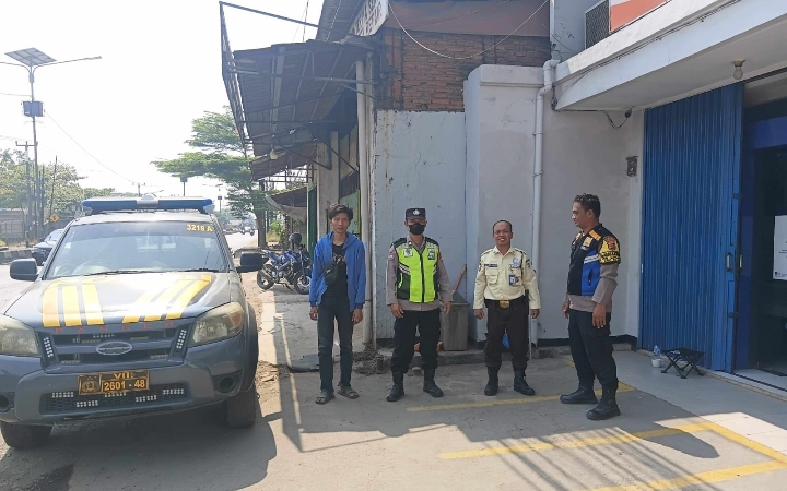 Polsek Klari Laksanakan Patroli Dialogis di Bank BRI, Antisipasi C3, Tawuran, dan Kejahatan Jalanan