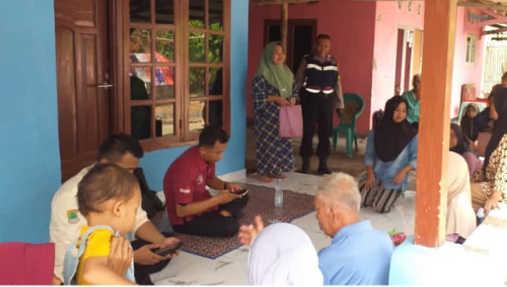 Bhabinkamtibmas Polsek Jatisari Melaksanakan Pendataan Parlinsos di Desa Barugbug