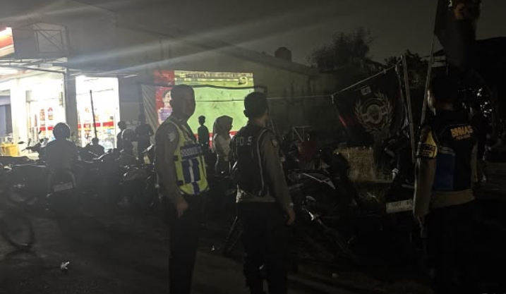 Pastikan Nobar Persija vs Persita Aman dan Kondusif, Personel Polsek Klari Lakukan Pengamanan di Danau Cinta Walahar dan Perum Boediman