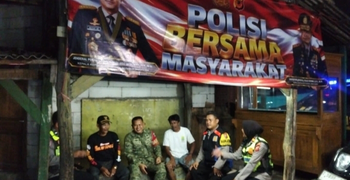 Kapolsek Telukjambe Barat Pimpin Patroli Gabungan TNI-Polri pada Malam Minggu, Jaga Harkamtibmas Tetap Kondusif ‎