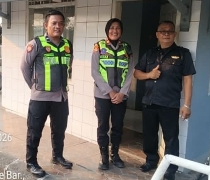 Kapolsek Telukjambe Barat Bersama Anggota Sambangi Petugas Security Lotuclake di Desa Margakaya