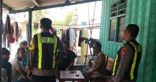 ‎Personel Polsek Telukjambe Barat Lakukan Patroli Sapa Warga, Ingatkan Pentingnya Kamtibmas di Dusun Calung
