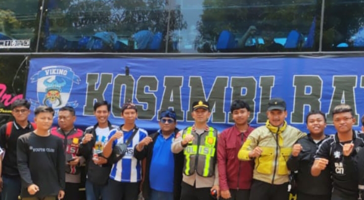 ‎Kapolsek Klari Pimpin Pengamanan dan Monitoring Keberangkatan Suporter Viking Kosambi Raya dan Viking Texmaco ke Stadion Si Jalak Harupat Bandung