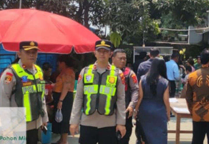 ‎Pastikan Ibadah Jemaat Nasrani di Gereja HKBP Sultan Mazmur Aman dan Kondusif, Polsek Klari Lakukan Pengamanan