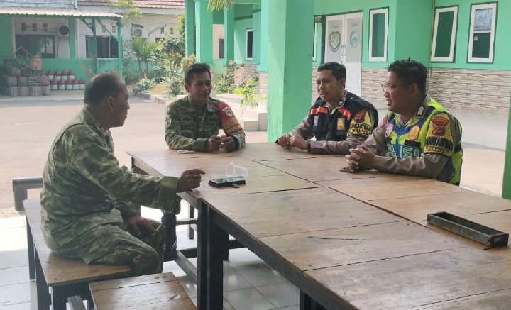 Potret Sinergitas TNI-Polri, Personil Polsek Klari Sambangi Mako Koramil 0412/Klari ‎