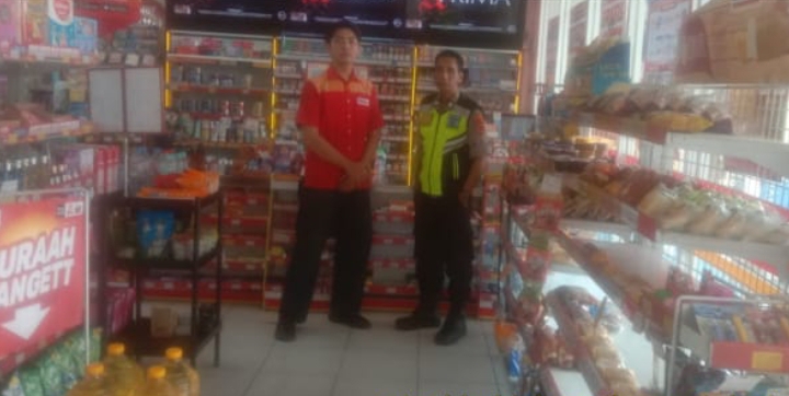 Personil Polsek Jatisari Laksanakan Patroli Humanis, Sasar Karyawan Alfamart ‎