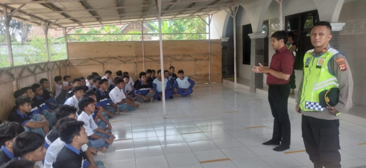 ‎Personil Polsek Jatisari Hadir di Sekolah, Gaungkan Program Polisi Peduli Pendidikan untuk Cegah Kenakalan Remaja ‎