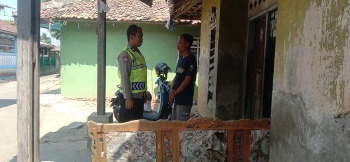 ‎Bhabinkamtibmas Polsek Jatisari Laksanakan Patroli Humanis, Sapa Warga Desa Balonggandu