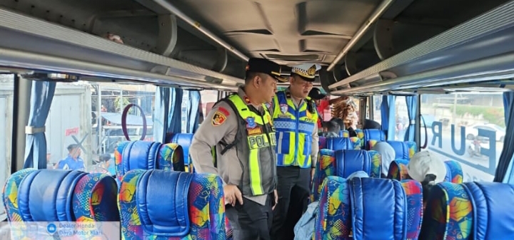 Polsek Klari Bersama Polresta Karawang Laksanakan Pengamanan dan Monitoring Antisipasi Keberangkatan Massa Unjuk Rasa ke Jakarta