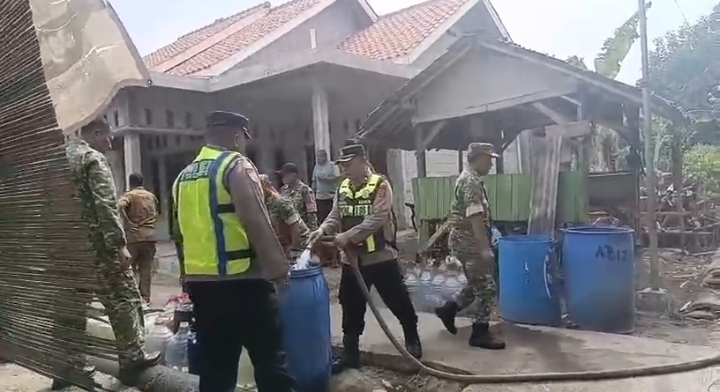Peduli Warga Terdampak Kekeringan, Kapolsek Klari Bersama Muspika Salurkan 8.000 Liter Air Bersih