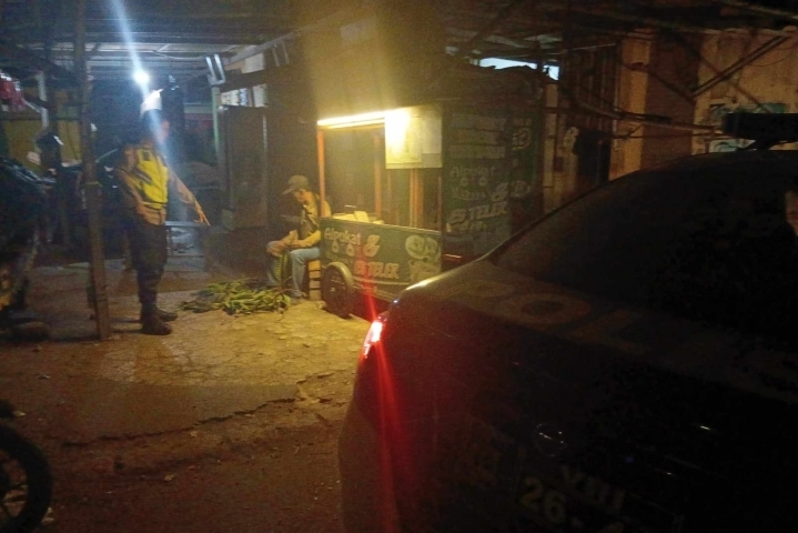 Pastikan Wilayah Klari Kondusif, Personel Polsek Klari Laksanakan Patroli Malam