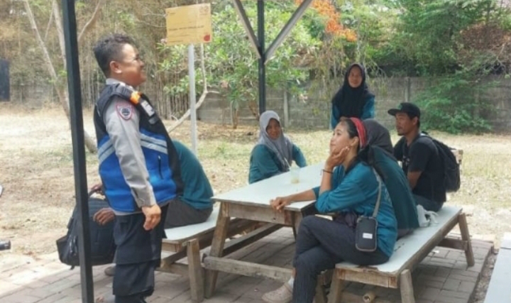 Personil Polsek Telukjambe Barat Sebar Imbauan Waspadai TPPO