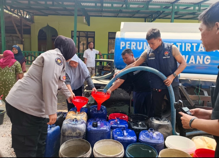 Bakti Sosial Dalam Rangka Hari Jadi Humas Ke-75, Humas Polresta Karawang Distribusikan Air Bersih Untuk Warga Ciampel